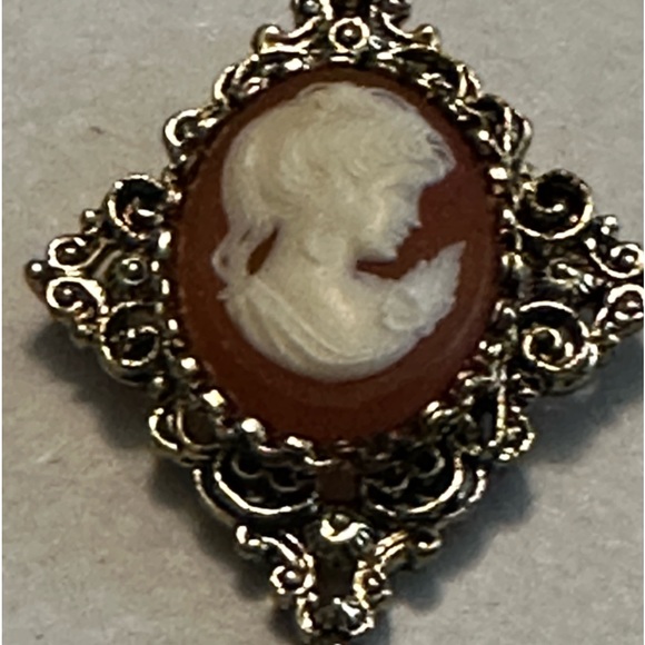 Vintage Gerrys Signed Cameo Coral Tone Antiqued Gold Tone Brooch Pendant - Picture 2 of 10